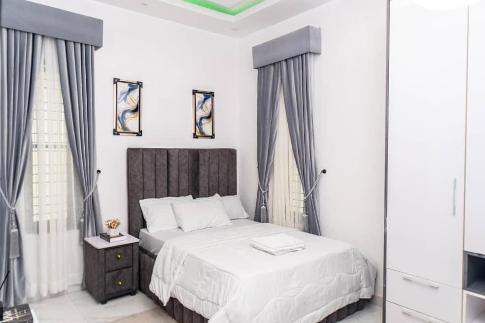 Urban Retreat Luxury Shortlet Apartment Lekki Ajah Lagos With Pool And Gym 外观 照片